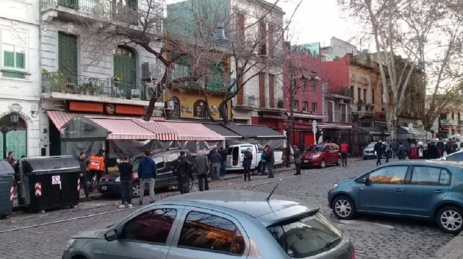 Perdió el control de su camioneta y se incrustó en un bar de San Telmo