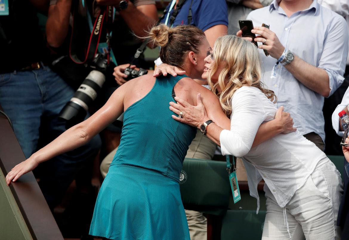 Simona Halep y Nadia Comaneci en Wimbledon