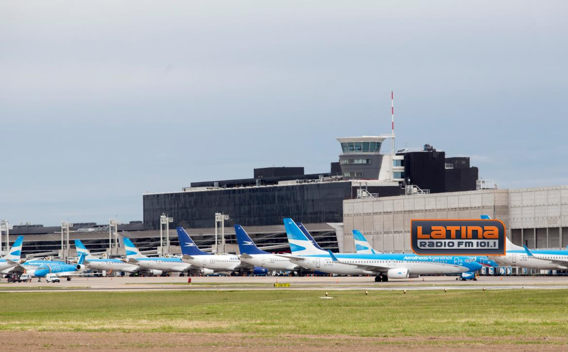 Aerolíneas Argentinas, Radio Latina, polémica por lectura de mensajes