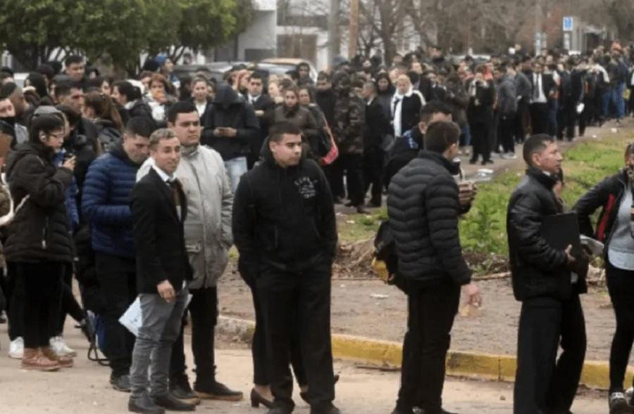 Fila para ingresar a trabajar a la cárcel de Olmos, Foto: MediaNews