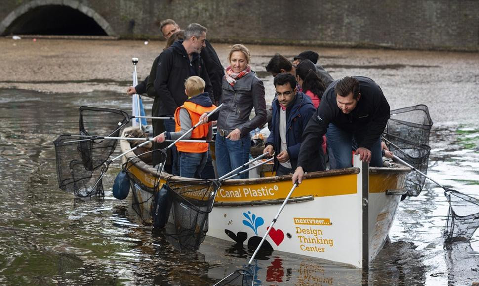 Pesca en los canales de Ámsterdam