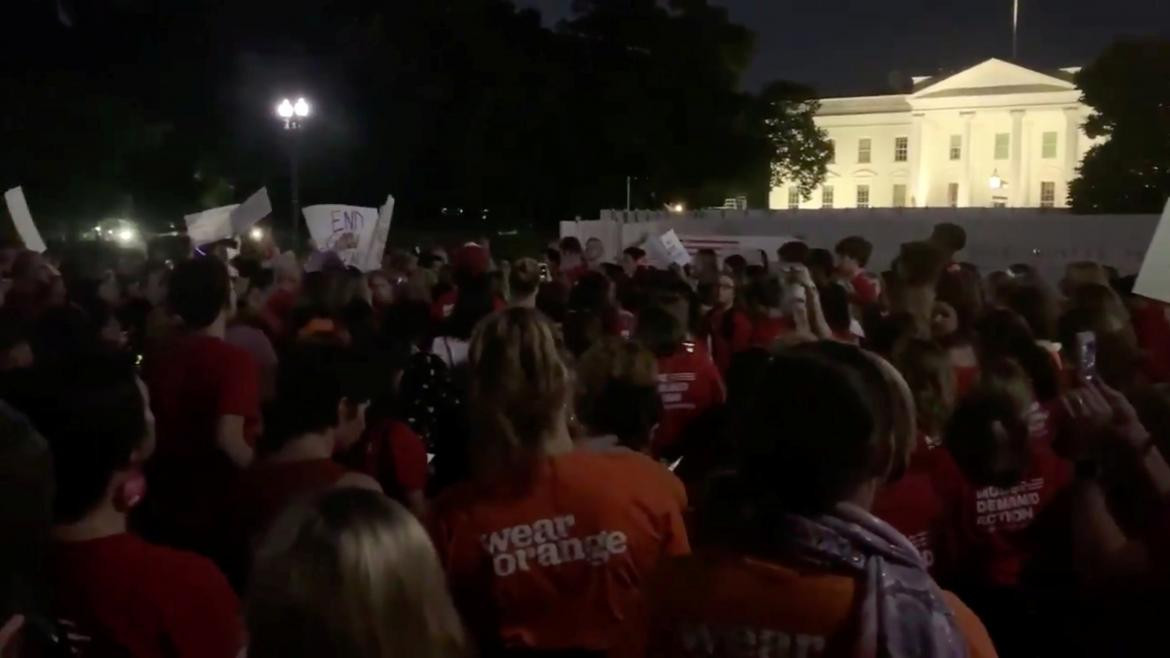 Texas tiroteo, familiares de víctimas reclaman en la Casa Blanca, REUTERS