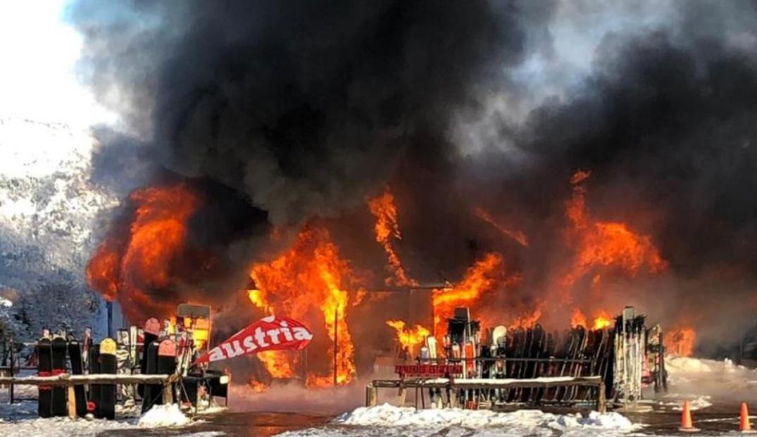 Incendio en un local comercial del centro de sky Chapelco