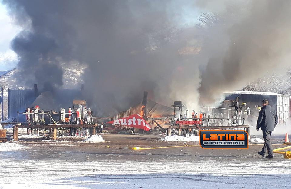 Incendio en un local comercial del centro de sky Chapelco - Radio Latina