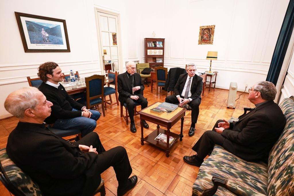 Alberto Fernández junto a la cúpula de la Conferencia Episcopal