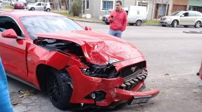 Llevó su Ford Mustang al taller y el mecánico lo estrelló