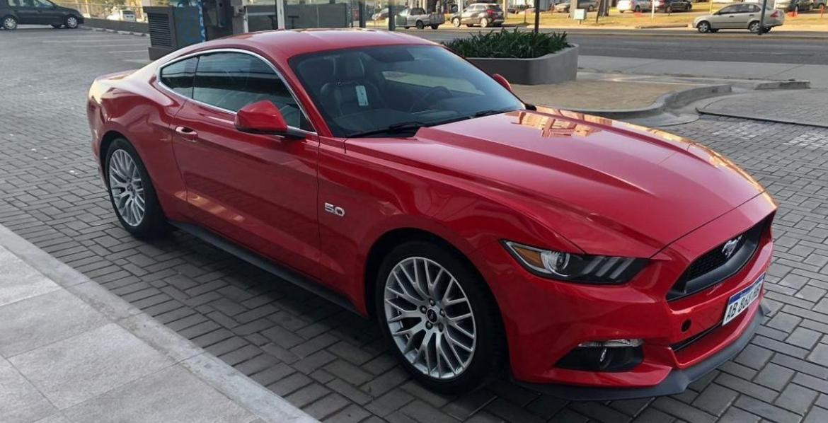 Llevó su Ford Mustang al taller y el mecánico lo estrelló