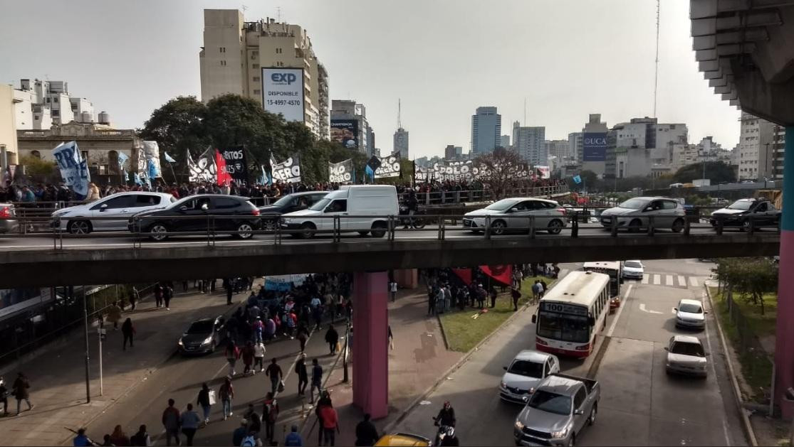 Marcha de organizaciones sociales por la autopista 25 de mayo