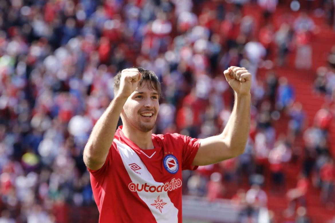 Festejo de Argentinos Juniors en la victoria ante Gimnasia por Superliga