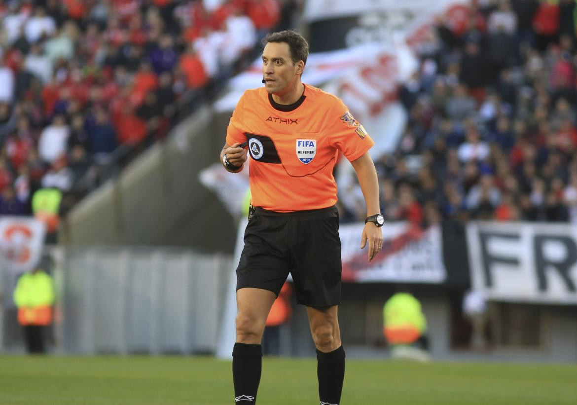 El arbitro Fernando Rapallini durante el superclasico en el estadio Monumental, NA