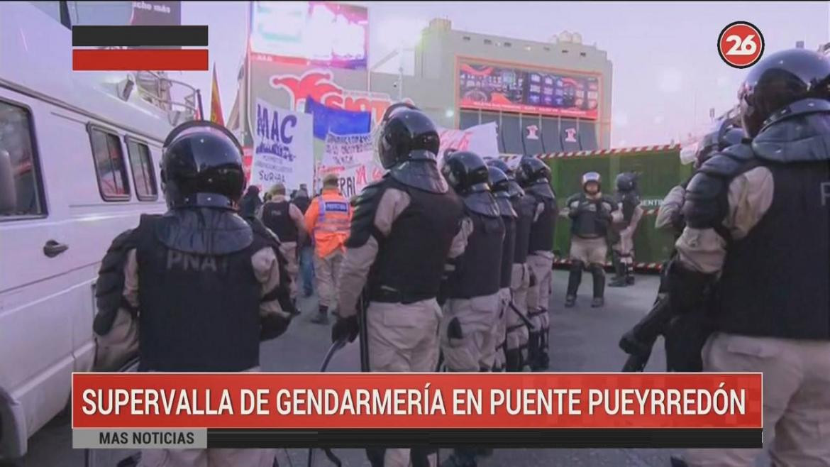 Corte en Puente Pueyrredón de trabajadores despedidos, Canal 26