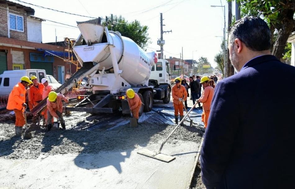 Gustavo Menéndez recorre la obra hidraulica y pavimentacion de la calle SanLorenzo en Merlo