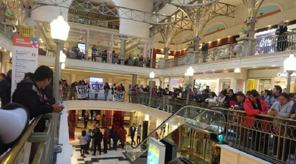 Militantes exigen la emergencia alimentaria en shoppings	