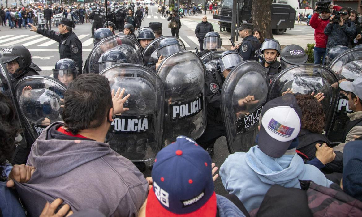 Incidentes en acampe frente al ministerio de Desarrollo social, protesta agrupaciones sociales, NA