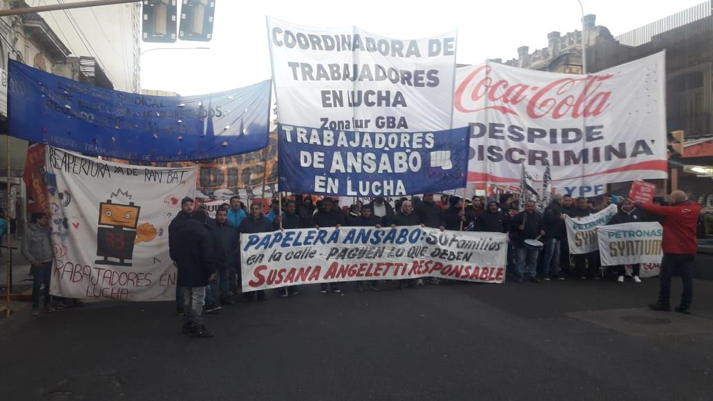 Trabajadores despedidos cortan el Puente Pueyrredón