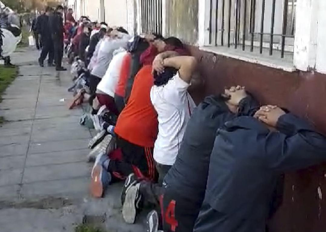 Hinchas de River fueron detenidos durante el operativo de seguridad realizado en la previa del partido Godoy Cruz , NA