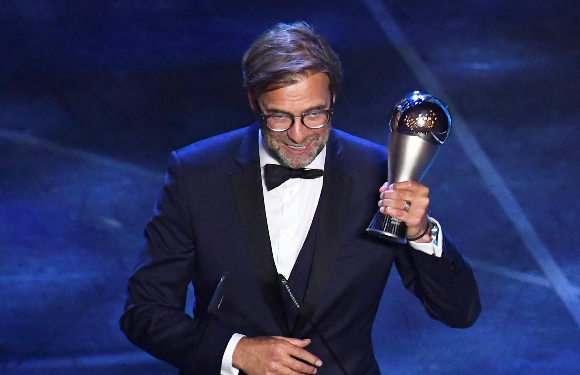 El entrenador del Liverpool Juergen Klopp habla después de ganar el premio al mejor entrenador de la FIFA, REUTERS