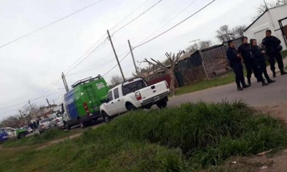 Hombre atrincherado con un niño en Los Hornos