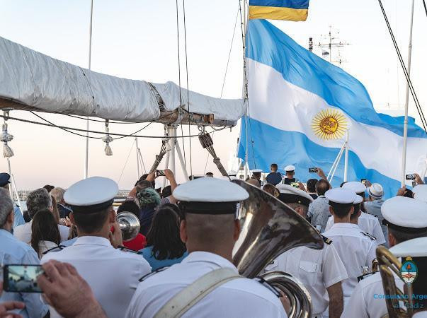 Ramón Puerta en la ceremonia de Promesa a la Bandera en la Fragata Libertad en España