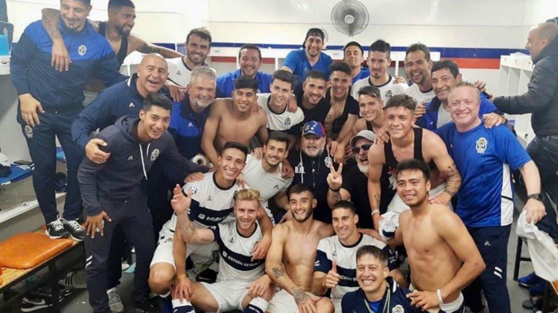 Festejo de Diego Maradona y el plantel de Gimnasia tras victoria ante Godoy Cruz