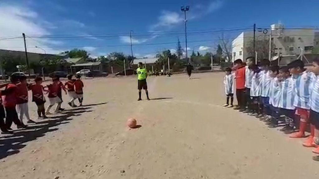 Disparos y corridas, partido de fútbol infantil