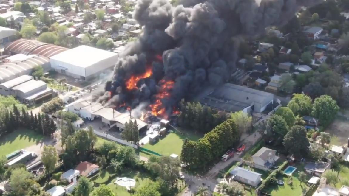 Feroz incendio en fábrica de productos químicos en Benavidez