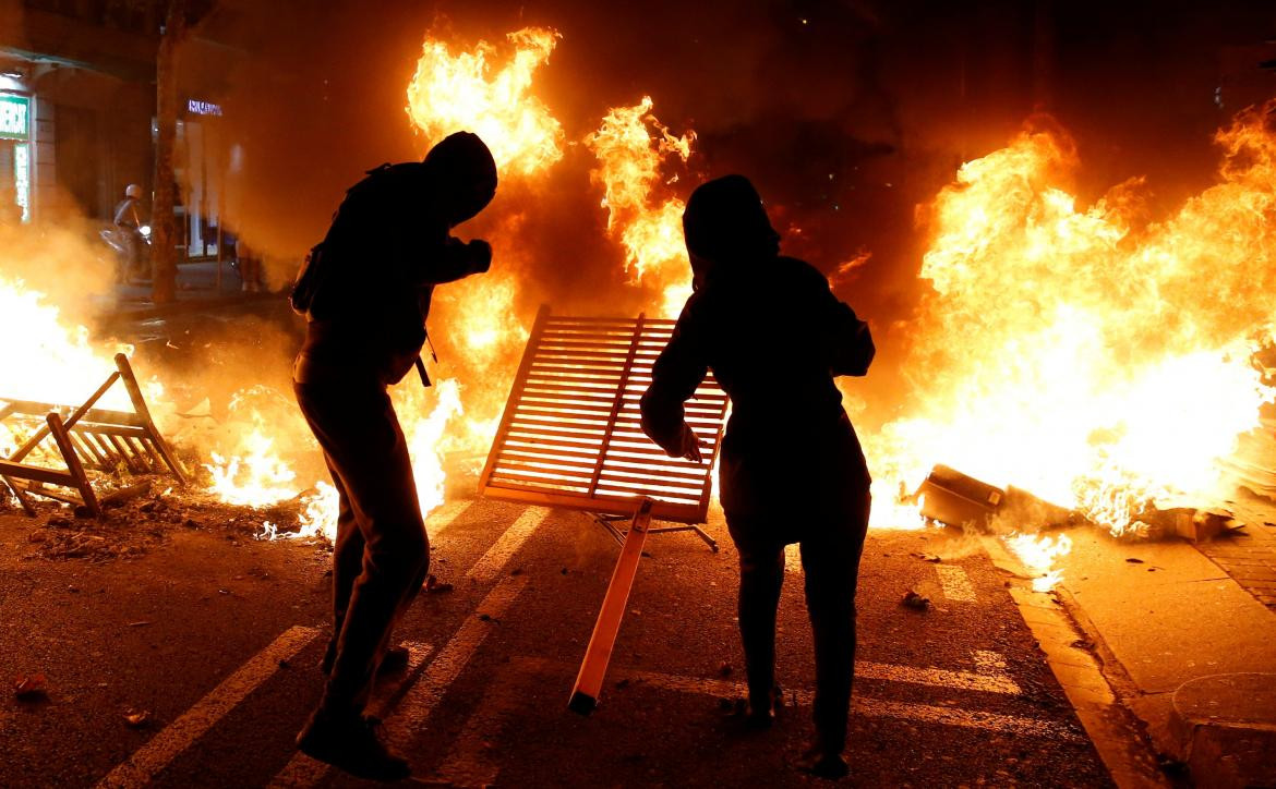 Barcelona: siguen las protestas y la represión tras la condena a los líderes independentistas, REUTERS