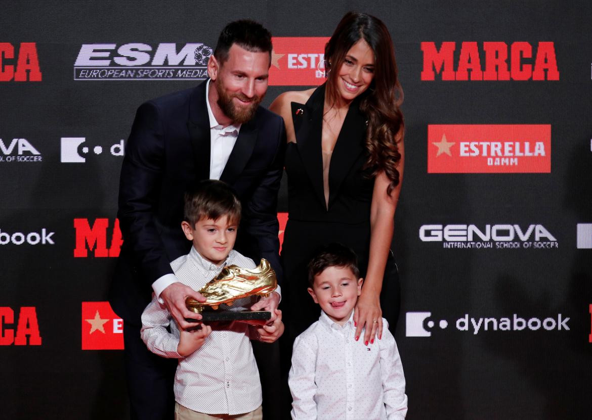 Lionel Messi y su familia con el Botín de Oro, REUTERS