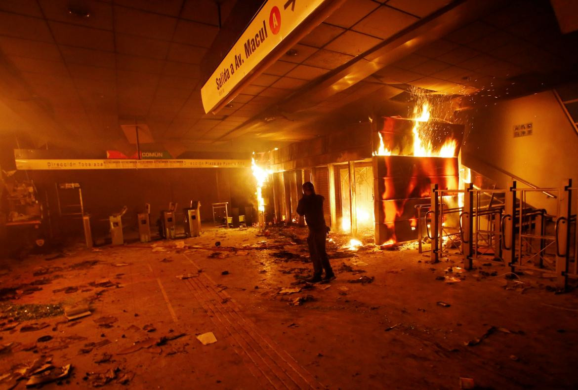 Violentas protestas en Santiago de Chile contra el aumento del boleto del subte, REUTERS