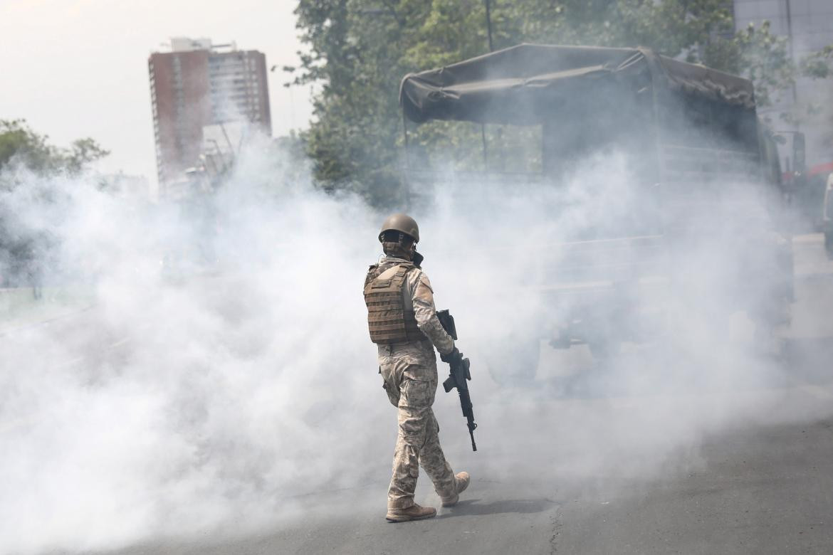 Violentas protestas en Santiago de Chile contra el aumento del boleto del subte, REUTERS