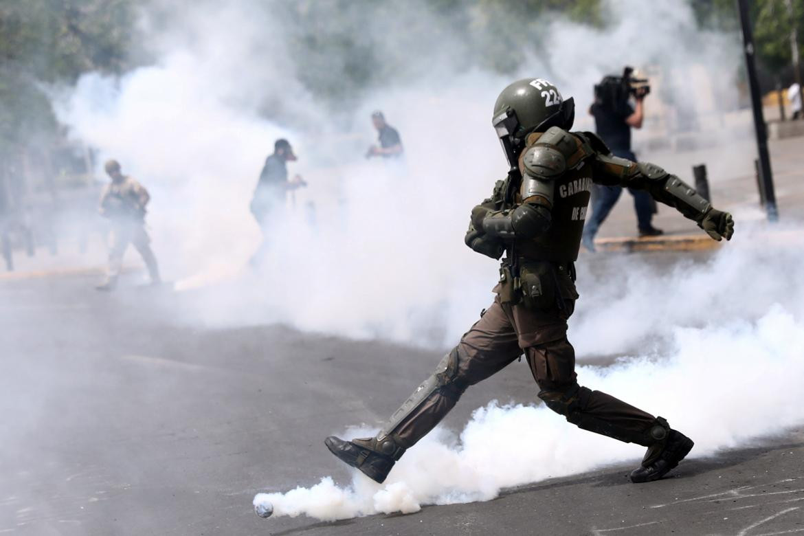 Violentas protestas en Santiago de Chile contra el aumento del boleto del subte, REUTERS