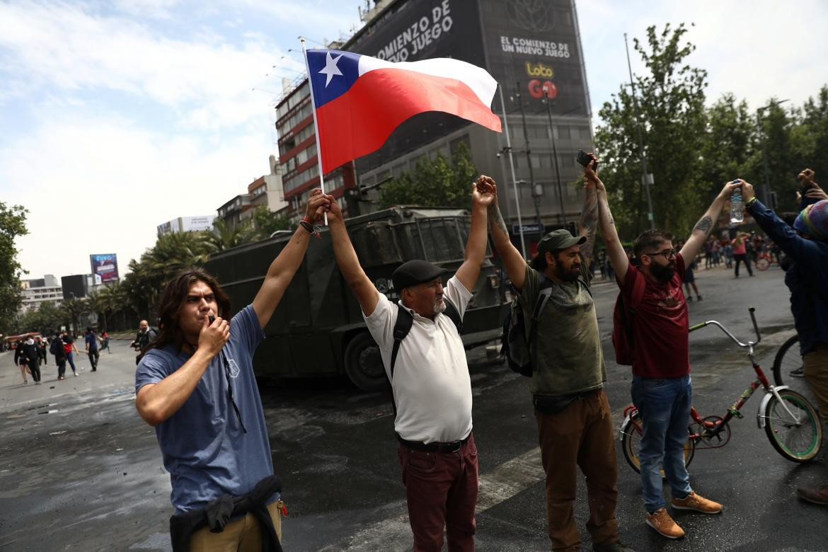 Violentas protestas en Santiago de Chile contra el aumento del boleto del subte, REUTERS