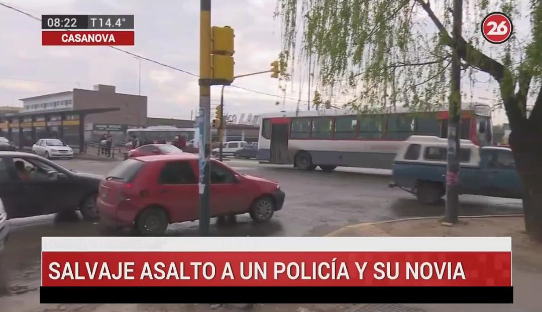 Salvaje asalto a policía y novia, móvil Canal 26