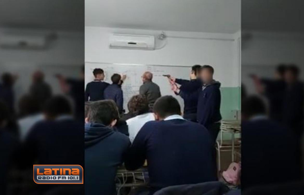 Chicos apuntan con un arma a profesor, El Palomar, Radio Latina