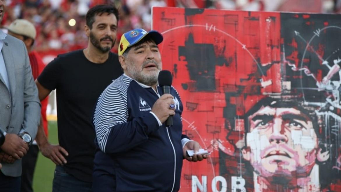 Emotivo recibimiento a Maradona en Newells