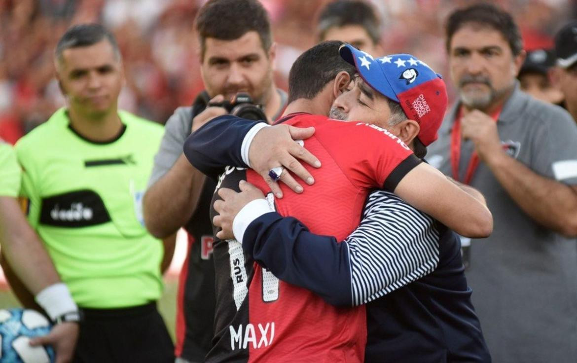 Emotivo recibimiento a Maradona en Newells