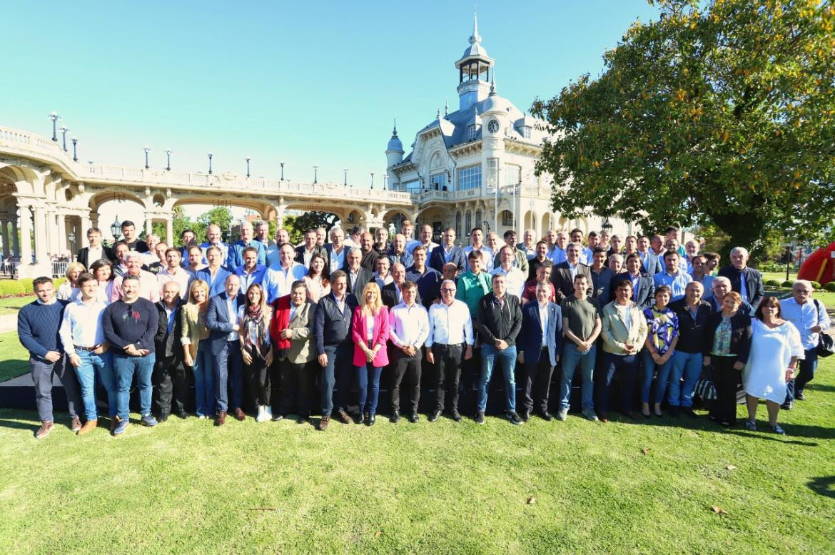 Axel Kicillof y Sergio Massa junto a intendentes