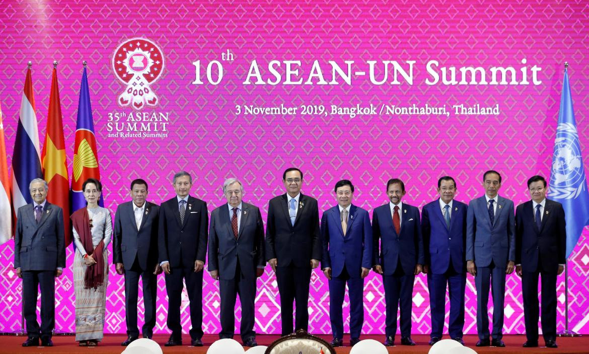 Los lideres del ASEAN en la primera sesión de la cumbre en Bangkok, REUTERS