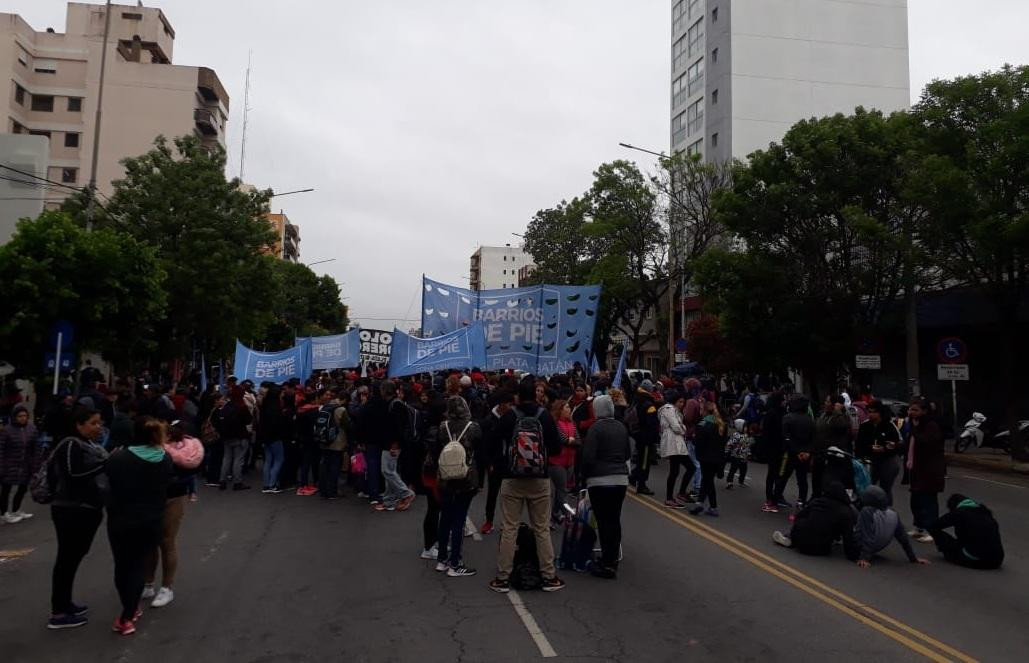 Marcha de piqueteros en el centro porteño en reclamo de bono de fin de año