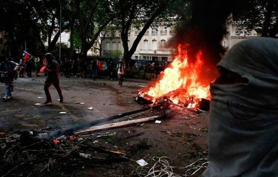 Manifestantes intentaron ingresar a la residencia del embajador argentino en Chile, Foto, Diario La Tercera