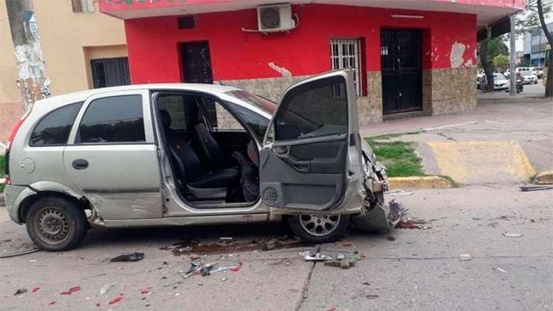 Destrozó el auto de su ex luego de que lo dejara