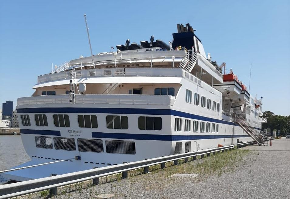 Crucero de lujo, varado en el puerto de Buenos Aires por millonaria deuda