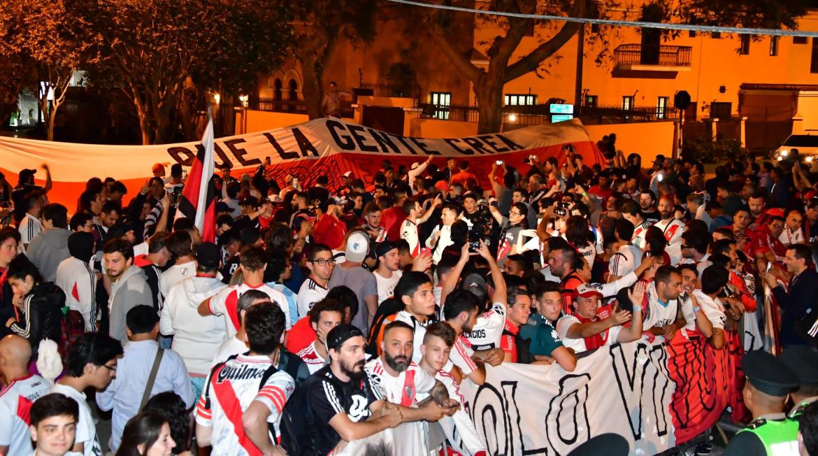 Hinchas de River en Lima