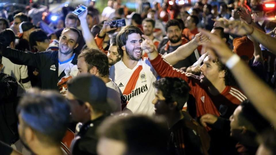 Hinchas de River en Lima