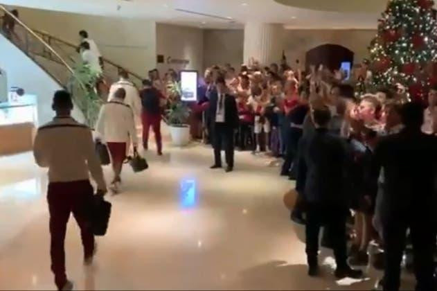 Recibimiento de hinchas de River al plantel en el hotel