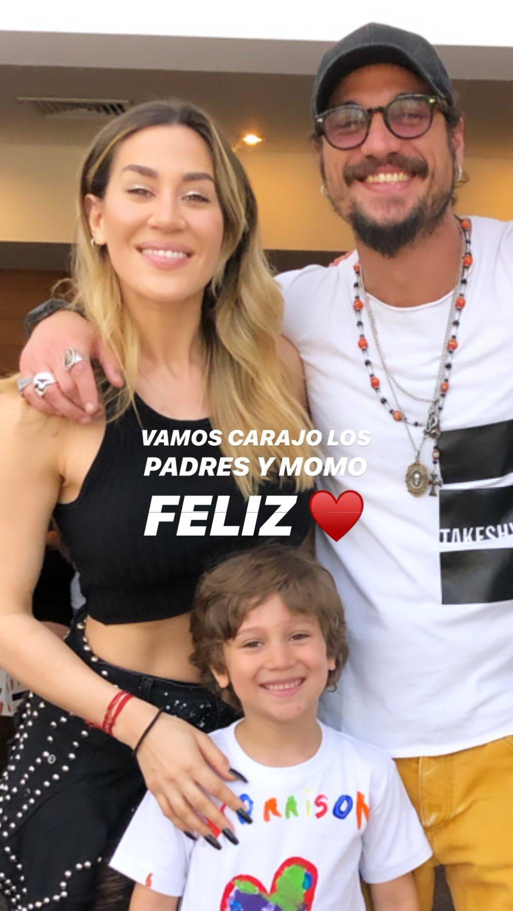 Foto de Jimena Baron, Daniel Osvaldo y Momo en el cierre del año escolar