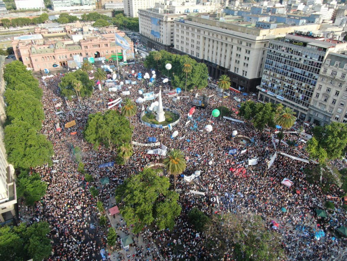 Plaza de Mayo colmada en la asunción de Alberto Fernández