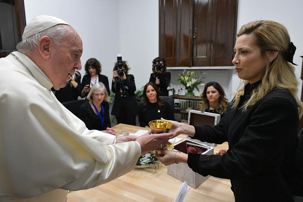 Encuentro de Fabiola Yañez con Papa Francisco en el Vaticano