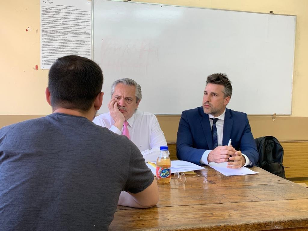 Alberto Fernández tomando examen en la Facultad de Derecho