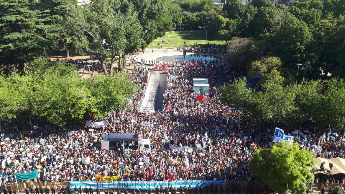 Protesta masiva en Mendoza contra el uso de cianuro en la minería